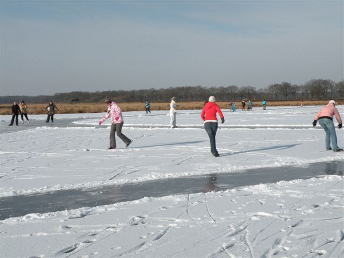 bochtjes oefenen op het ijs van de Kralorplas